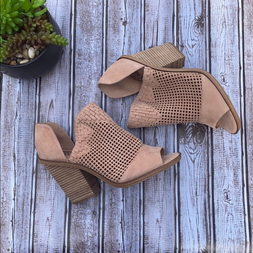 Vince Camuto ( New Without Tag )